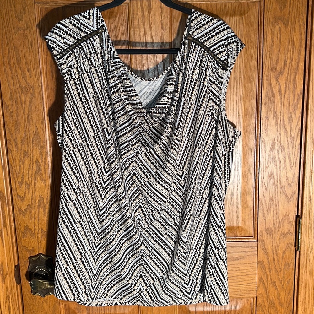 Working zippers on shoulders .